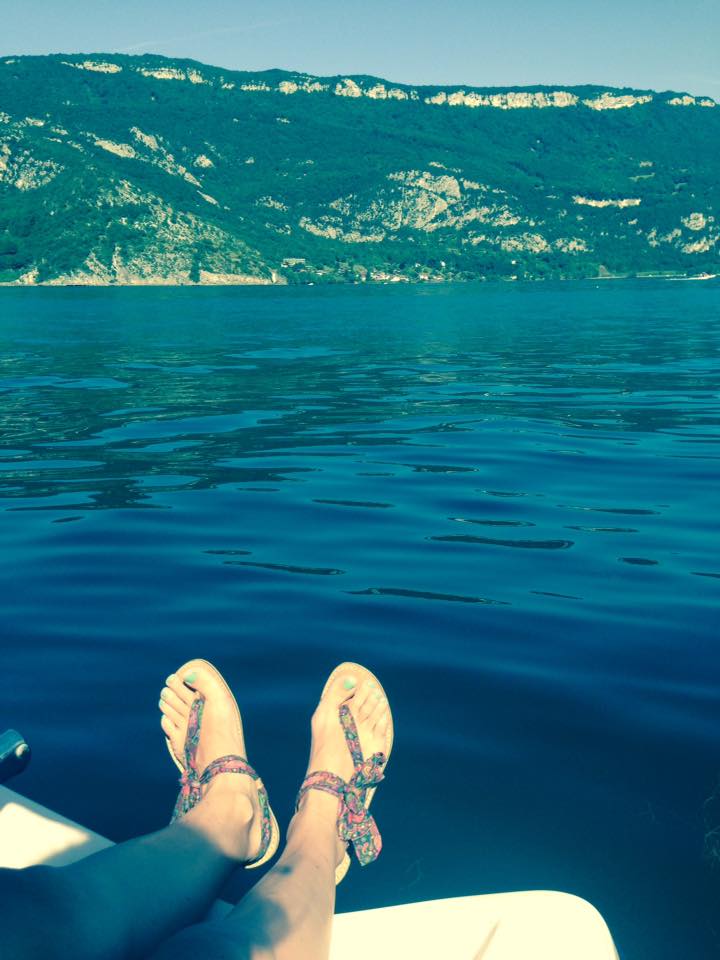 Lucie entre lac et montagne