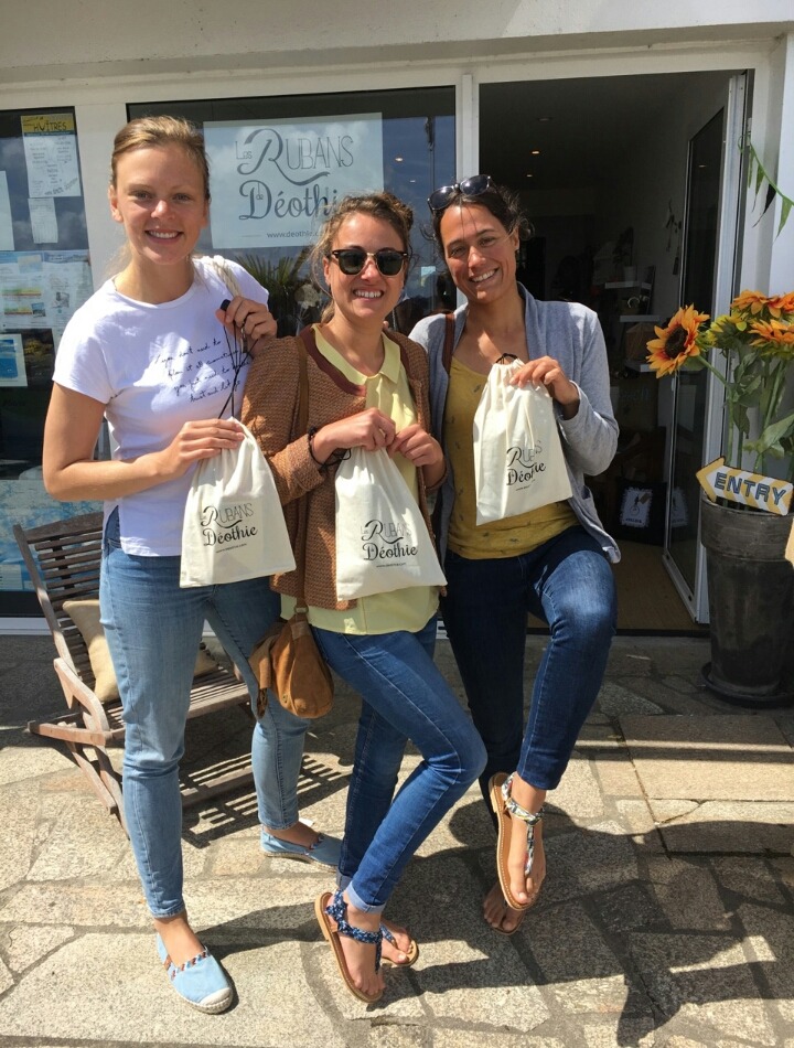 Les girls à la boutique, Locmariaquer