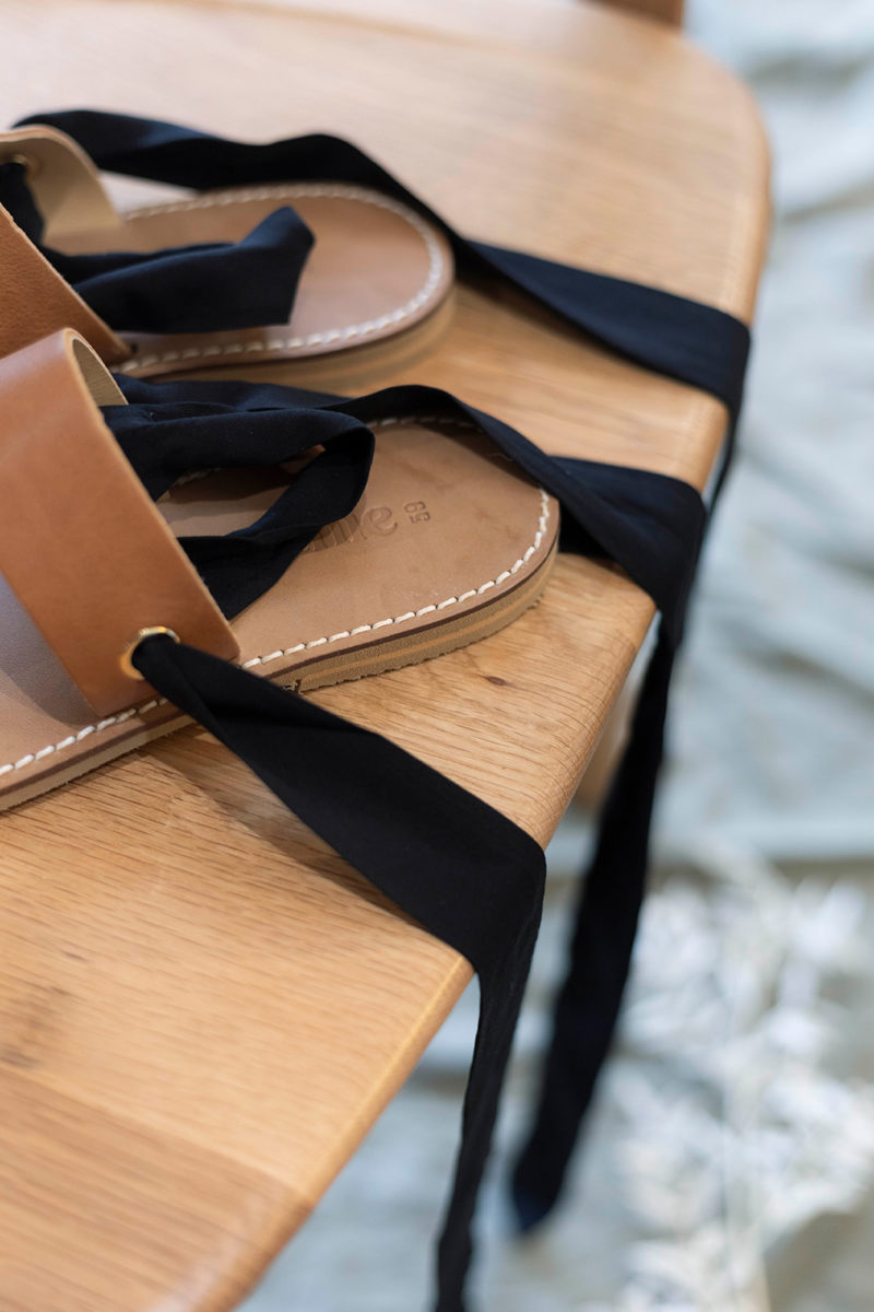 La sandale Iconico Iris Black - Plate – Image 6